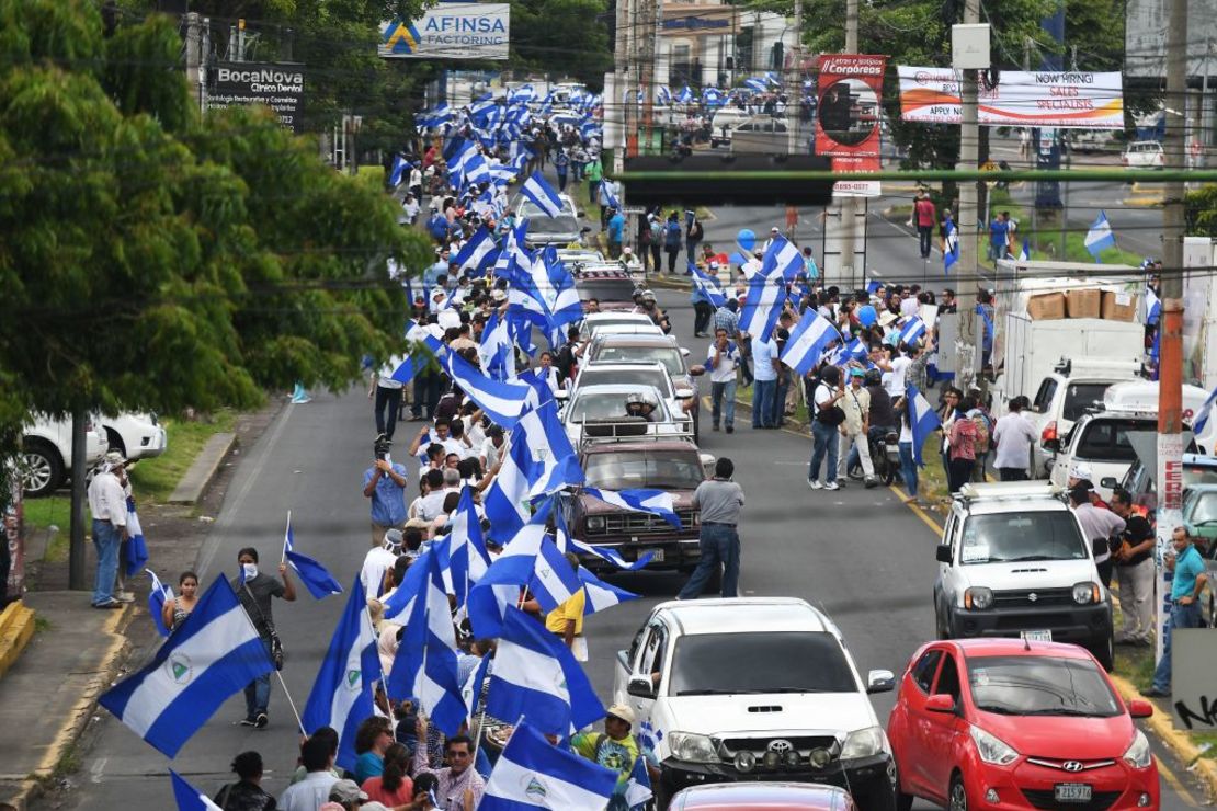 Foto de archivo. Manifestantes antigubernamentales protestaron formando una cadena humana en Managua, Nicaragua, el 4 de julio de 2018 en la vía que de la capital nicaragüense conduce a Masaya. Los manifestantes piden la renuncia de Daniel Ortega del gobierno.