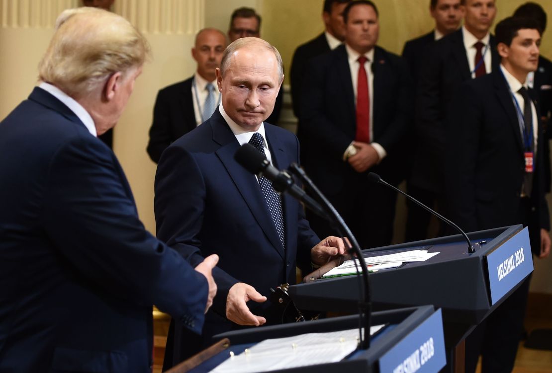 Vladimir Putin y Donald Trump, presidentes de Rusia y Estados Unidos, respectivamente, estrechan sus manos tras reunirse en Helsinki, Finlandia.