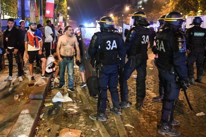 90 personas fueron arrestadas en París.