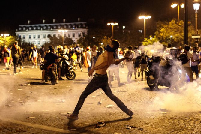 Los manifestantes lanzaron objetos a la Policía en la noche del 15 de julio.