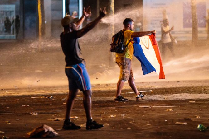 Fanáticos del fútbol se enfrentaron a la Policía de París después de las celebraciones por la victoria de los galos.