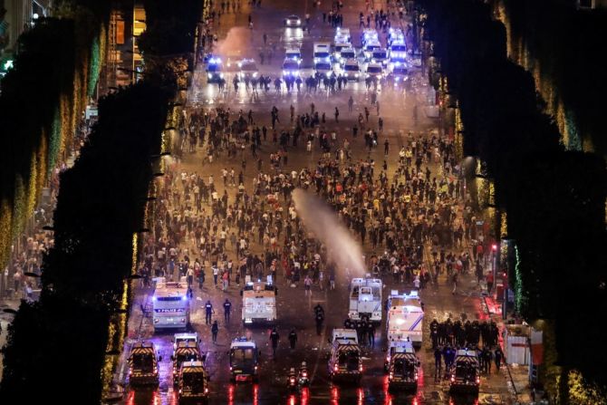 Pero las manifestaciones se tornaron violentas en algunos lugares. La Policía tuvo que dispersar a las personas con cañones de agua en la Avenida de los Campos Elíseos en horas de la noche.