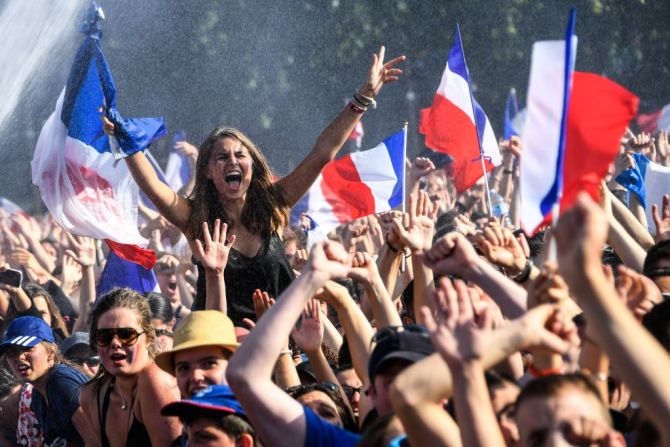 Desde muy temprano los franceses salieron a las calles con banderas a apoyar a los 23 de Didier Deschamps.