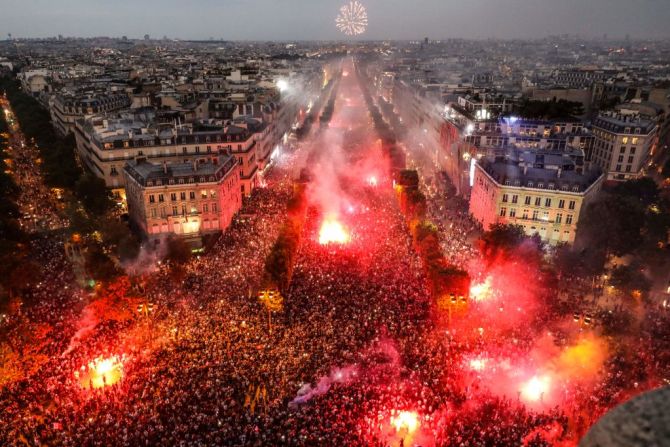 Los parisinos se tomaron las calles de la ciudad y con fuegos artificiales celebraron segunda victoria en 20 años del máximo torneo del fútbol internacional.