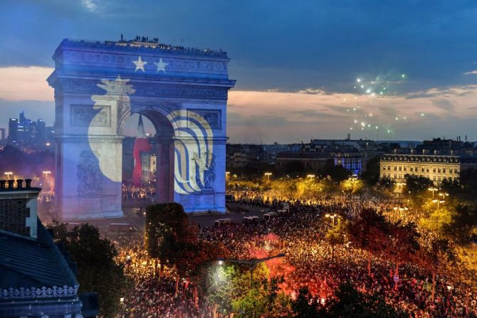 En París, millones de personas celebraron los goles de su selección. Aquí aparecen multitudes celebrando en el Arco del Triunfo en el centro de París el 15 de julio de 2018.