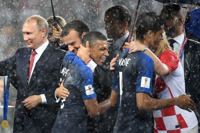 Durante la ceremonia de entrega de premios, Macron abrazó y besó a los jugadores que se llevaron la codiciada Copa Mundo a casa. En esta foto aparece abrazando al 10 de los franceses, Kilyan Mbappé, quien ganó el título del Mejor jugador joven del Mundial Rusia 2018, bajo un torrencial aguacero.