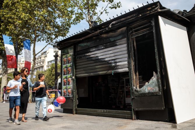 Así amaneció el 16 de julio un kiosco en París luego de las celebraciones por la victoria de Francia.