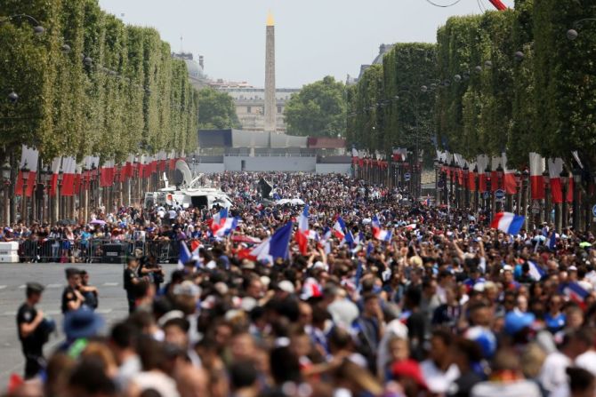 Las celebraciones no cesaron al día siguiente de la victoria y una multitud salió a las calles de París a recibir a los campeones.