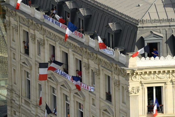 El lunes, los franceses salieron por las ventanas ondeando las banderas de su país y le dieron palabras de agradecimiento a la selección. "Gracias por hacernos soñar", dice en el letrero de arriba. "Nunca dos sin tres, la cita es en 4 años".