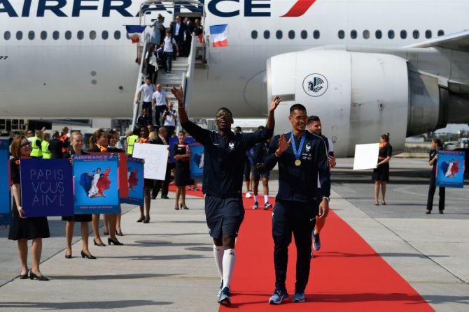 Los jugadores de la Selección de Francia fueron recibidos como héroes el 16 de julio en París. Llegaron en un vuelo de Air France por la tarde a la capital francesa.