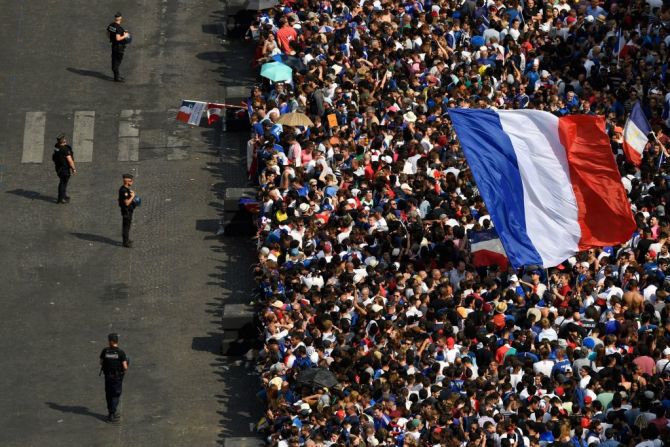 En los Campos Elíseos miles de personas salieron el lunes a recibir a su selección en medio de un operativo policial para resguardar la seguridad en las calles de París.