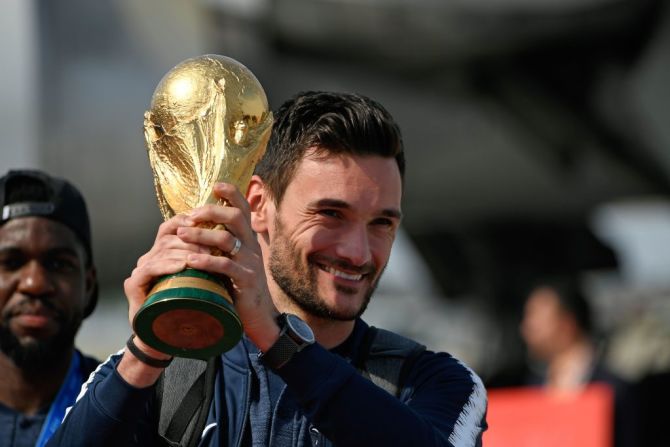 El capitán del equipo francés, Hugo Lloris, levanta la Copa del Mundo al llegar a París, Francia.