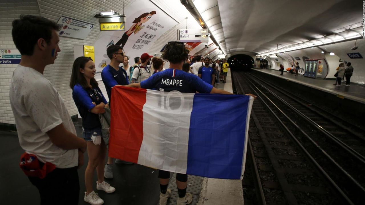 CNNE 544527 - asi celebra el metro de paris la copa del mundo de francia