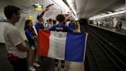 CNNE 544527 - asi celebra el metro de paris la copa del mundo de francia