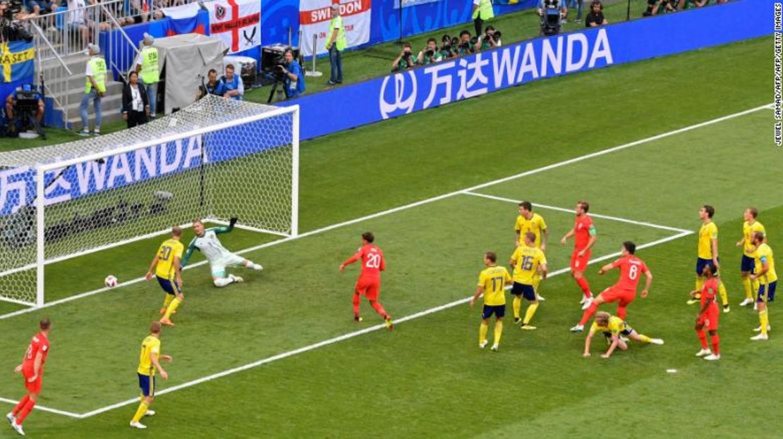 Un gol tras un tiro de esquina, entre Inglaterra y Suecia.