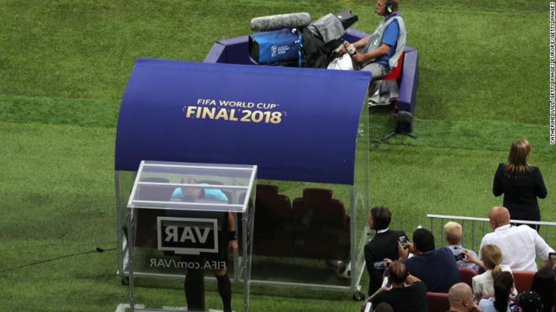 El árbitro de la final de Rusia 2018, entre Francia y Croacia, consulta al VAR.
