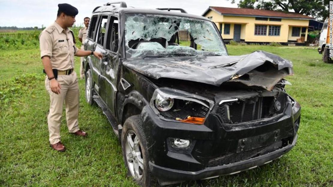 Esta foto tomada el 10 de julio de 2018 muestra un vehículo dañado en el que dos hombres viajaban en Assam cuando fueron atacados por una multitud enfurecida.