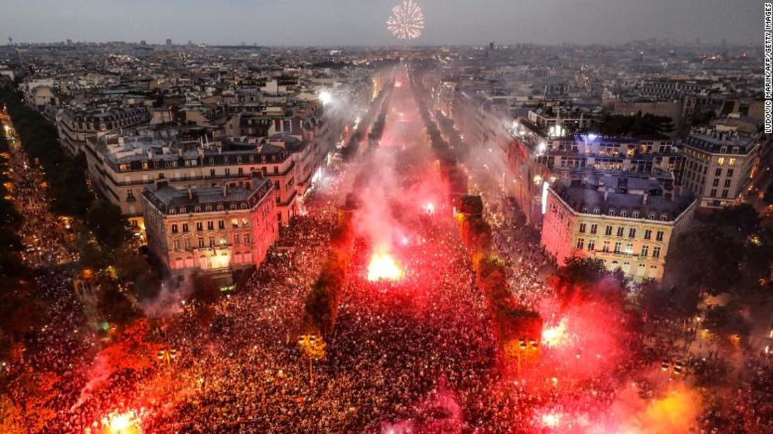 Vista panorámica de París, durante las multitudinarias celebraciones por el campeonato logrado por la selección de Francia en Rusia 2018.