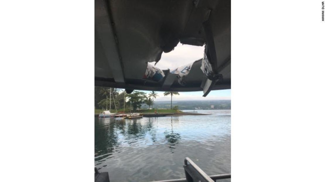 Así quedó el techo del bote tras el impacto de la bomba de lava.