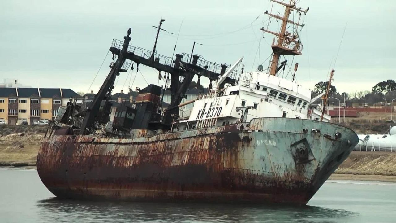 CNNE 544787 - quieren desaparecer este cementerio de barcos en argentina