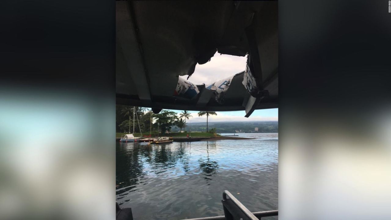 CNNE 544839 - bomba de lava cae en barco de turistas en hawai