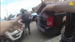 CNNE 544956 - policia revela video de un tiroteo mortal en chicago