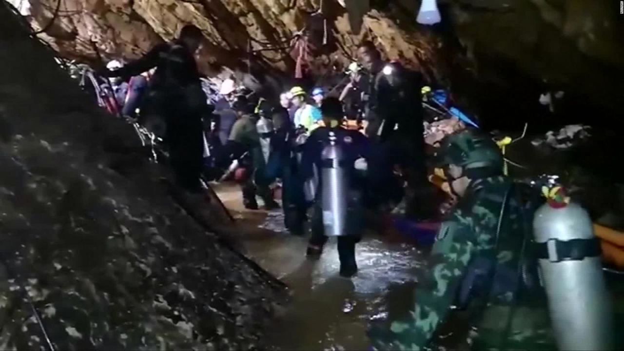 CNNE 544965 - honores a los buzos australianos de la cueva de tailandia