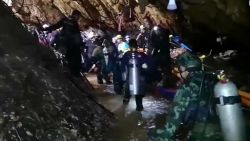 CNNE 544965 - honores a los buzos australianos de la cueva de tailandia