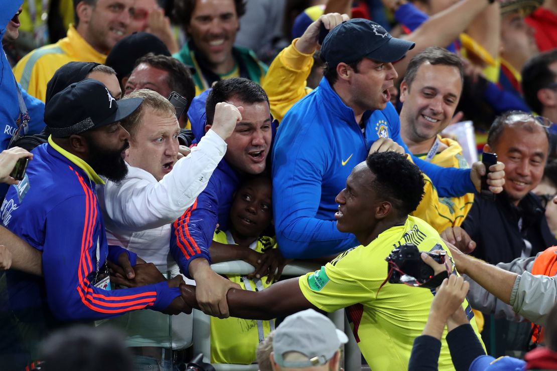 Yerry Mina brilló en el Mundial Rusia 2018. En la foto, celebrando con el público el gol que anotó ante Inglaterra en el Spartak Stadium.