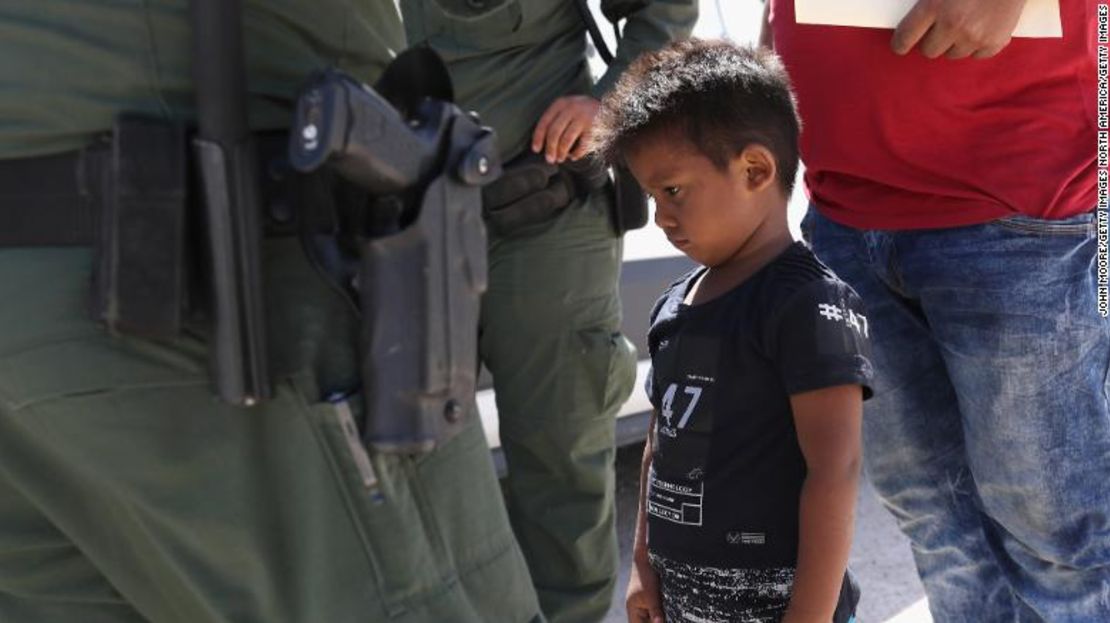 Un niño y un padre hondureños que buscan asilo en EE.UU. fueron detenidos por la Patrulla Fronteriza de EE. UU. en junio.