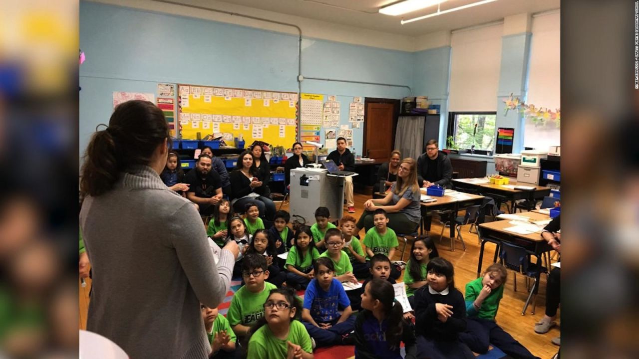 CNNE 545468 - maestra de escuela en chicago despierta solidaridad