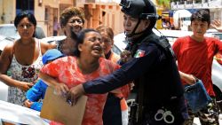 Relatives of a man who was riddled with bullets arrive at the crime scene, in the historic neighborhood of the touristic city port of Acapulco, Guerrero state, Mexico on July 18, 2018. - Guerrero, which has some popular beach destinations such as Acapulco, Ixtapa and Zihuatanejo, is also one of the poorest states in the country and one of the hardest hit by organized crime violence. (Photo by FRANCISCO ROBLES / AFP)