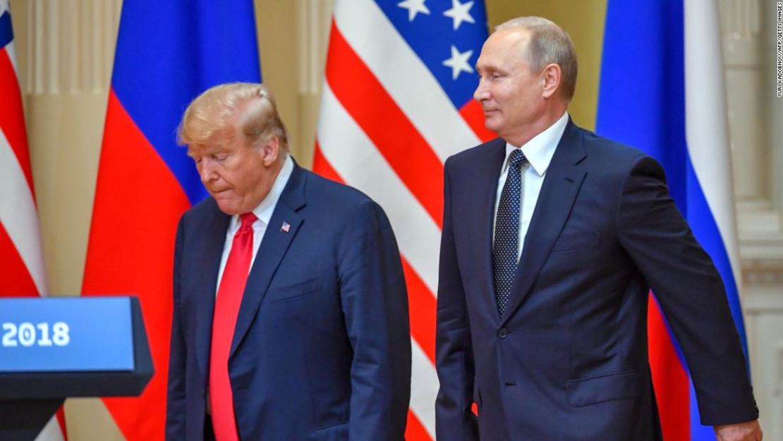 El presidente de Rusia, Vladimir Putin, junto al presidente de Estados Unidos, Donald Trump, a su llegada a la conferencia de prensa tras su cumbre en Helsinki el 16 de julio de 2018.