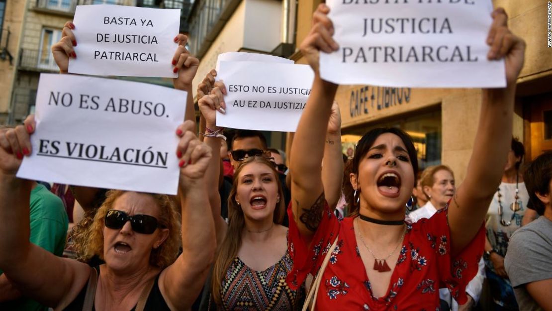 Mujeres en Madrid llevan un letrero durante una manifestación contra la sentencia del caso conocido como "La manada".