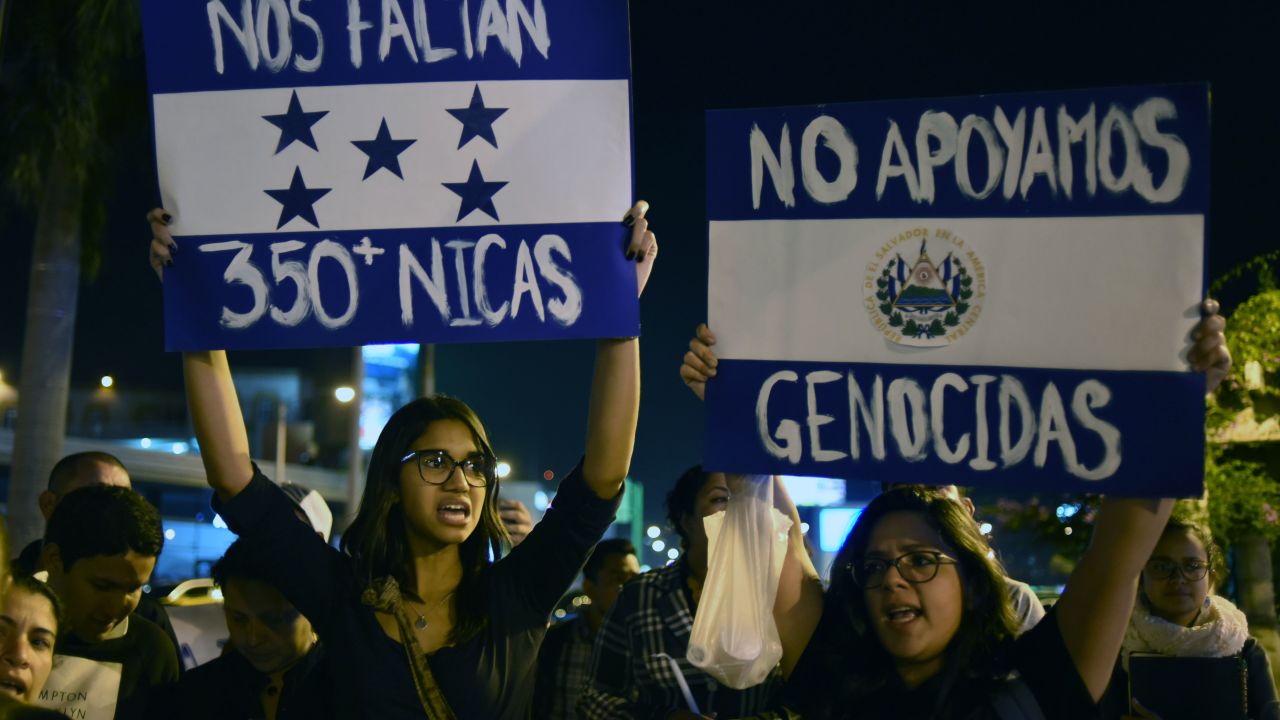 Nicaraguans living in Guatemala demonstrate against the government of Nicaraguan President Daniel Ortega at Obelisco square in Guatemala City on July 19,2018. - Months of clashes between protesters and the forces of President Daniel Ortega have claimed almost 300 lives, the head of the Inter-American Commission on Human Rights, Paulo Abrao, told AFP: "The situation in Nicaragua is alarming and growing worse by the day." (Photo by Johan ORDONEZ / AFP)