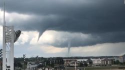 CNNE 545932 - varios tornados amenazan pueblos en iowa