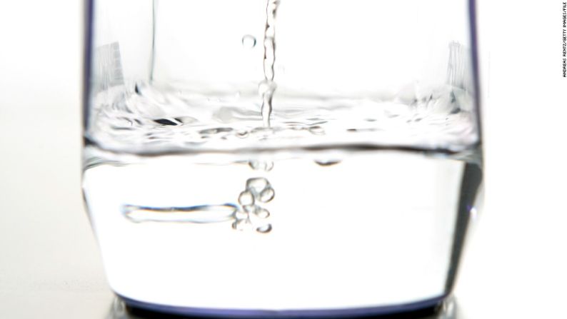 Alimentos que hidratan: Aunque siempre se ha dicho que hay que beber ocho vasos de agua al día, realmente no es así: aproximadamente el 20% del agua necesaria nos viene de alimentos sólidos, especialmente frutas y vegetales. Eso sí, sigue siendo importante beber agua, sobre todo en verano.