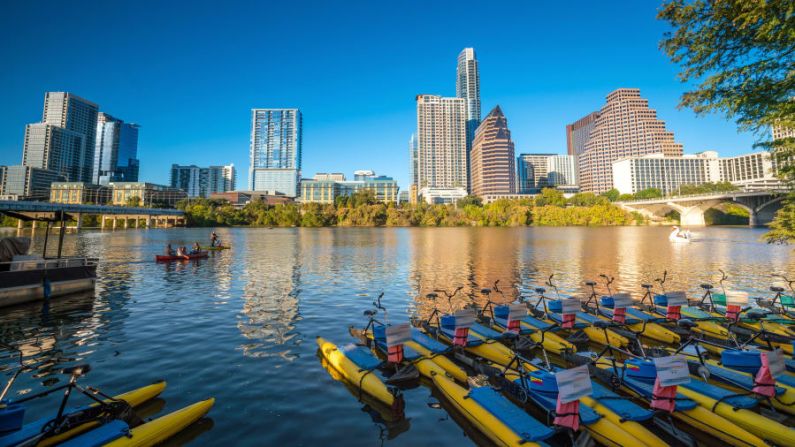 AUSTIN: El eslogan de esta ciudad texana podría ser "Capital Mundial de la Música en Vivo", pero eso no es lo único en el menú para los visitantes. Los amantes de los paseos querrán caminar o andar en bicicleta alrededor del lago Lady Bird, tal vez mientras planean un almuerzo en los bien conocidos lugares de barbacoa de Austin.