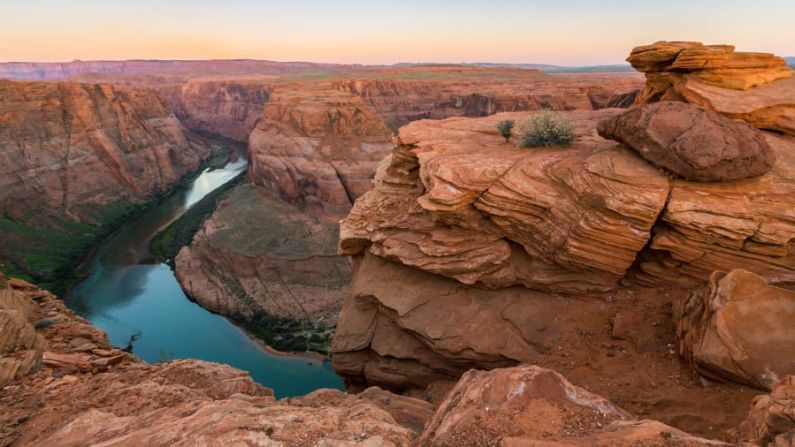 EL GRAN CAÑÓN: Uno de esos lugares que tienes que ver para creer, porque las fotos no le hacen justicia al paisaje de impresionantes rocas rojas. El Gran Cañón es perfecto tanto para visitantes casuales como para excursionistas entusiastas. Los más atrevidos pueden optar por una experiencia en paracaídas que les mostrará el parque en una nueva experiencia llena de adrenalina.