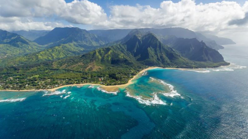 KAUAL: Maui nunca dejará de ser hermosa y maravillosa y la Gran Isla nunca dejará de atraer visitantes. Pero Kauai, una de las islas menos conocidas de Hawai, es un oasis para los visitantes que buscan refrescarse o montar olas. La costa de Na Pali vista desde un helicóptero es posiblemente el último gran derroche que de verdad valga la pena.