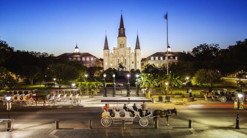 NUEVA ORLEANS: El principal destino de Louisiana está lleno de cultura, fantástica comida y arquitectura increíble. Ve por la música en vivo y quédate un poco más por el pan muffaletta.