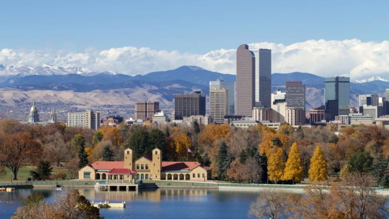 DENVER: No hay nada mejor que caminar por una ciudad y ver montañas majestuosas. Denver (y sus alrededores) es una gran base para esquiadores, pero vale la pena visitar la ciudad en cualquier época del año.