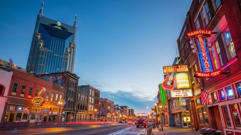 NASHVILLE: La Ciudad de la Música ciertamente le hace honor a su nombre, pero su rápida expansión significa que todavía hay mucho más que ver. Una parada en el lado este, el Brooklyn de Nashville, como se le conoce, para comer, tomar un trago o una clase de yoga es algo obligado.