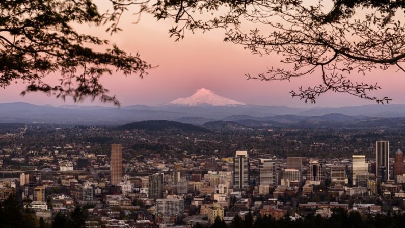 PORTLAND, OREGON: Podrías pasarte todo un fin de semana explorando los eclécticos barrios de esta tranquila ciudad, comiendo y bebiendo a tu gusto. Pero si solo haces eso, podrías perderte de múltiples opciones para explorar a las afueras de Portland, como Mount Hood y Willamette Valley.