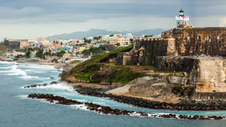 PUERTO RICO: A pesar de la devastación provocada por el huracán María, este es un sitio notablemente resistente. Los hoteles y restaurantes siguen levantándose para volver a funcionar y la verdad es esta: existen pocos lugares tan mágicos como el Viejo San Juan.