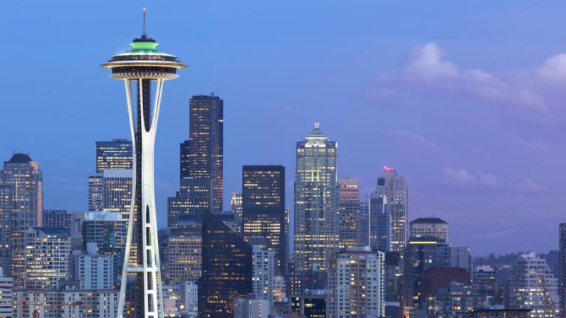 SEATTLE: El verano en esta creciente metrópolis es el cielo en la tierra. Los residentes muestran una permanente sonrisa, el sol brilla y aunque tal vez hayan largas filas para subir al Space Needle, eso probablemente no te preocupe demasiado. El Museo de la Cultura Pop, justo a un lado de la simbólica edificación, es un excelente sitio para pasar un par de horas después de haber comido en el mercado Pike Place Market.