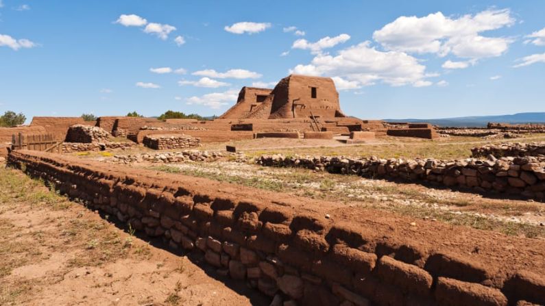 SANTA FE: La capital de Nuevo México es un semillero de creatividad y ya sea que busques comida deliciosa o joyería, lo encontrarás aquí. Los amantes de la naturaleza querrán visitar el Parque Nacional Histórico Pecos, 30 minutos a las afueras de Santa Fe.