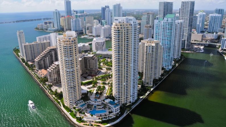 MIAMI: La influencia cubana en esta parte del sur de La Florida sigue vigente y es algo hermoso. Broncéate en South Beach o simplemente acude a un cafe/bar a observar a la gente. Cuando te canses, visita las galerías de arte o mata el tiempo en el museo The Pérez Art Museum (PAMM).