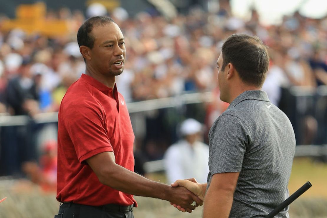 El estadounidense Tiger Woods felicita a Molinari.