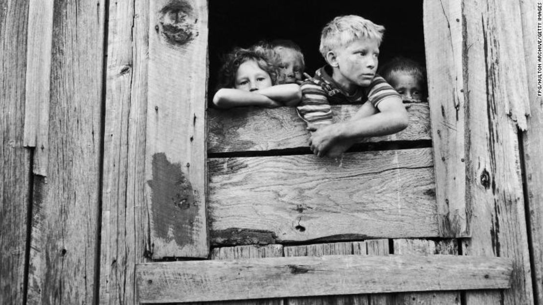 Un grupo de niños en la ventana de una choza en Estados Unidos en 1939.